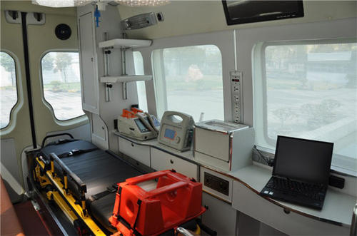 从江县救护车内部